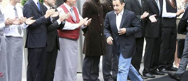 Nicolas Sarkozy quitte le Fouquet's le 7 mai 2007, le lendemain de sa victoire a l'election presidentielle.