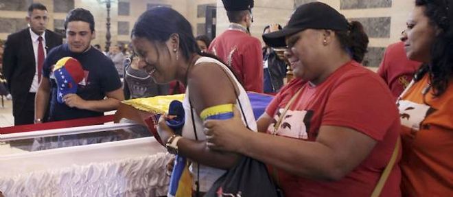 Jusqu'a deux millions de Venezueliens se sont relayes depuis mercredi pour rendre un dernier hommage a Hugo Chavez, decede mardi d'un cancer.