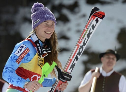La Slovene Tina Maze, deja assuree de remporter le classement general de la Coupe du monde de ski alpin apres avoir battu de nombreux records cette saison, s'est imposee dimanche dans le slalom d'Ofterschwang pour remporter son dixieme succes de l'hiver.