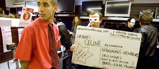 Des membres du collectif "Generation precaire" protestent en 2009 contre les pratiques de recrutements de stagiaires de Darty et de l'enseigne de luxe Celine.