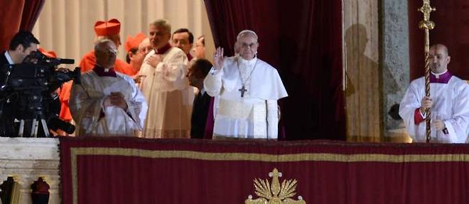Le pape Francois lors de sa premiere apparition sur le balcon de la basilique Saint-Pierre de Rome, mercredi soir.