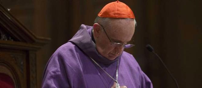 Jorge Mario Bergoglio, dans la cathedrale de Buenos Aires, le 14 fevrier 2013.