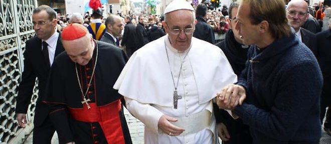 Le pape Francois dans les rues de Rome, dimanche matin.