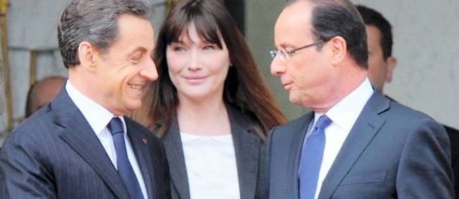 Carla Bruni-Sarkozy avec Nicolas Sarkozy et Francois Hollande lors de la passation de pouvoirs a l'Elysee le 15 mai 2012.