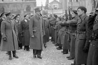 Le 14 janvier 1945, le general de Gaulle passe en revue les FFI engages dans les combats pour Saint-Nazaire. (C)Coll Bloyet/AFP