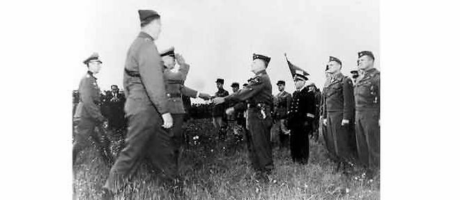 Le general allemand Junck remet son arme au general americain Kramer.