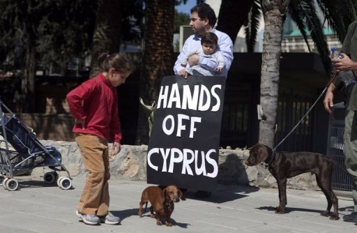 La Banque centrale chypriote a annonce que les banques resteraient fermees jusqu'a jeudi, tandis que selon l'agence de presse CNA, l'autorite chypriote des marches financiers (CySEC) doit decider mardi si la Bourse chypriote va rouvrir a l'issue du week-end de trois jours, ce lundi etant ferie.