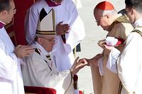 Le pape Fran&ccedil;ois re&ccedil;oit ses embl&egrave;mes pontificaux