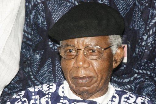 L'un des plus grands ecrivains africains, le Nigerian Chinua Achebe, auteur du roman culte "Le monde s'effondre", une critique du colonialisme qui s'est vendue a plus de 10 millions d'exemplaires, est decede a l'age de 82 ans, a annonce sa famille vendredi.