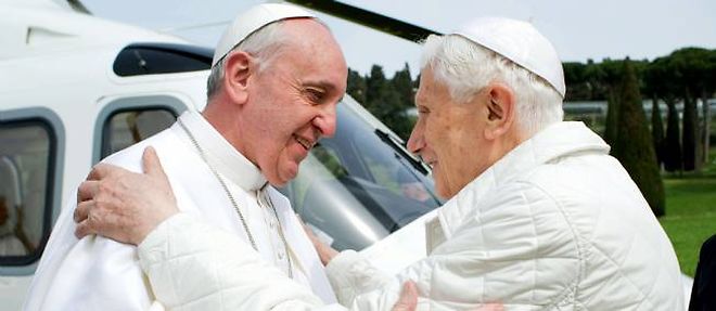 Le pape Francois est arrive samedi midi par helicoptere a Castel Gandolfo, la residence estivale des papes dans les environs de Rome, pour une rencontre historique avec son predecesseur Benoit XVI.