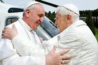 Le pape François est arrivé samedi midi par hélicoptère à Castel Gandolfo, la résidence estivale des papes dans les environs de Rome, pour une rencontre historique avec son prédécesseur Benoît XVI.