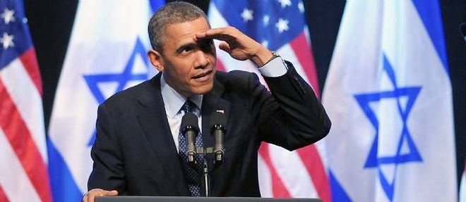 Barack Obama tentant d'apercevoir dans la foule celui qui vient d'interrompre son discours a Jerusalem.