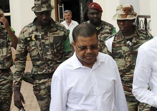 Nicolas Tiangaye, chef du gouvernement d'union nationale centrafricain, a ete reconduit mercredi dans ses fonctions de Premier ministre par le nouvel homme fort du pays, Michel Djotodia, a-t-il annonce a l'AFP.