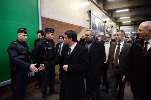 Le ministre de l'Interieur Manuel Valls s'etait rendu sur place et un dispositif policier renforce avait ete instaure dans la gare de Grigny-Centre et sur une partie de la ligne D, qui transporte chaque jour 550.000 voyageurs.