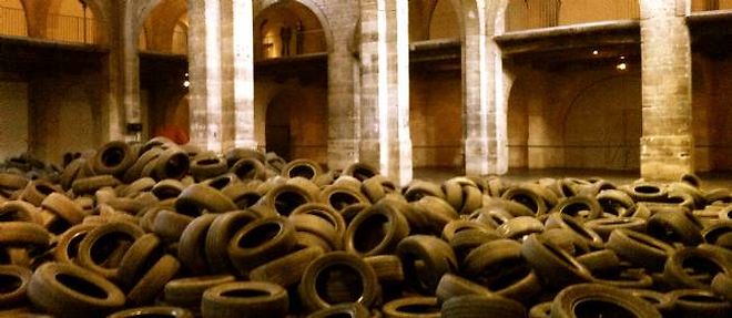 Quarante tonnes de pneus sont deversees dans la nef du CAPC. Et "Yard" d'Allan Kaprow est "reinvente".