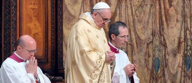 Le pape Francois a la chapelle Sixtine, le lendemain de son election.