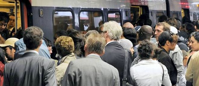 "Il suffirait qu'une petite partie des voyageurs decale leur voyage de 15 a 30 minutes pour que la qualite de service s'ameliore sensiblement", plaide Benedicte Tilloy, patronne de la SNCF Transilien.

