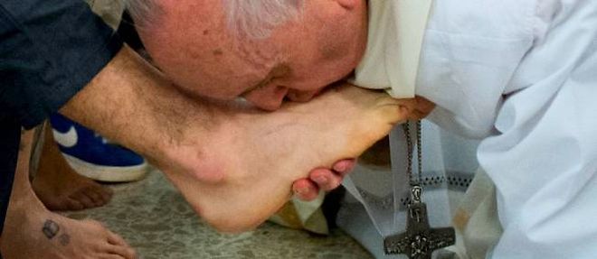 C'est la premiere fois a Rome que le "lavement des pieds" par un pape, marquant l'attitude de service du Christ envers ses disciples, a lieu dans une prison et aussi qu'il est propose a des filles.