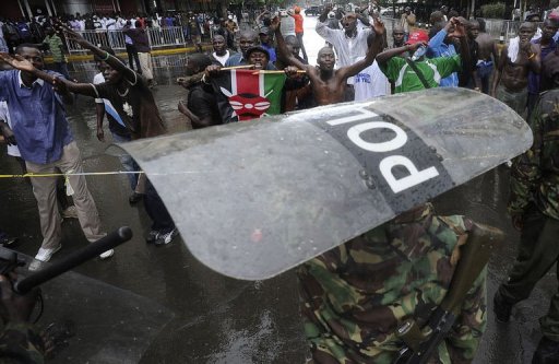 Deux personnes ont ete tuees samedi, a Kisumu, fief du candidat presidentiel battu Raila Odinga dans l'ouest du Kenya, lors de violences declenchees par le rejet par la Cour supreme de son recours forme contre la victoire proclamee de Uhuru Kenyatta a la presidentielle du 4 mars, a annonce le chef provincial de la police.