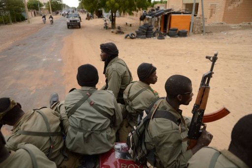 Deux jihadistes qui s'etaient infiltres a Tombouctou (nord-ouest du Mali) ont ete tues dimanche par des soldats maliens, qui ont enregistre quatre blesses dans leurs rangs alors que les combats se poursuivaient, a declare un militaire malien a l'AFP.