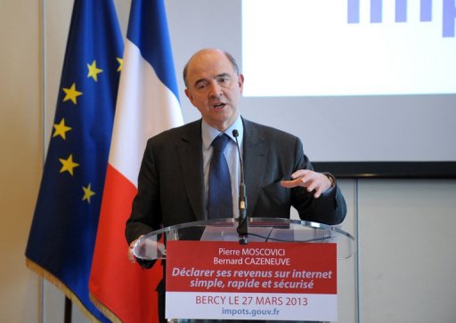 Le ministre de l'Economie Pierre Moscovici a estime que Jean-Louis Borloo etait "soumis a l'UMP" et "perdu dans la meme outrance", en reaction aux critiques du dirigeant centriste contre Francois Hollande dans Le Parisien dimanche.