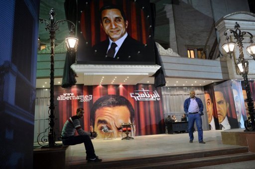 Le celebre humoriste egyptien Bassem Youssef, accuse d'avoir insulte l'islam et le president Mohamed Morsi, a ete libere dimanche sous caution apres un interrogatoire d'environ cinq heures.