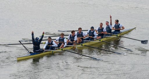 Oxford, donne comme favori, a battu dimanche apres-midi Cambridge lors de la 159e edition de la "Boat Race", cette course d'aviron opposant chaque annee depuis 1856 sur la Tamise les equipes des deux plus anciennes et prestigieuses universites britanniques.
