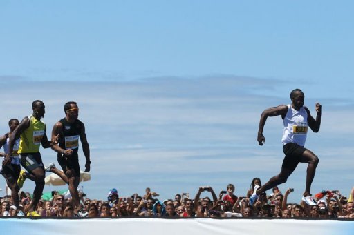 Le sprinteur jamaicain Usain Bolt a remporte dimanche une exhibition sur 150 m, distance non officielle, pour sa premiere course de la saison disputee sur la plage de Copacabana a Rio de Janeiro, ville qui accueillera les jeux Olympiques 2016.