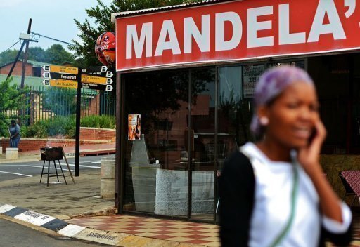 Mandela a ete de 1994 a 1999 le premier president noir de son pays, un dirigeant de consensus qui notamment a su gagner le coeur de la minorite blanche dont il avait combattu la mainmise sur le pouvoir.
