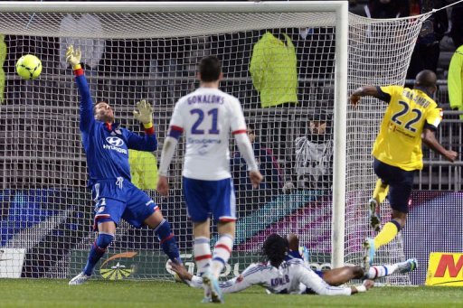 Une nouvelle fois inefficace, Lyon s'est incline devant Sochaux (2-1) dimanche sur son terrain de Gerland, en match de la 30e journee de Ligue 1, et confirme ainsi sa nette baisse de regime depuis la treve de Noel.