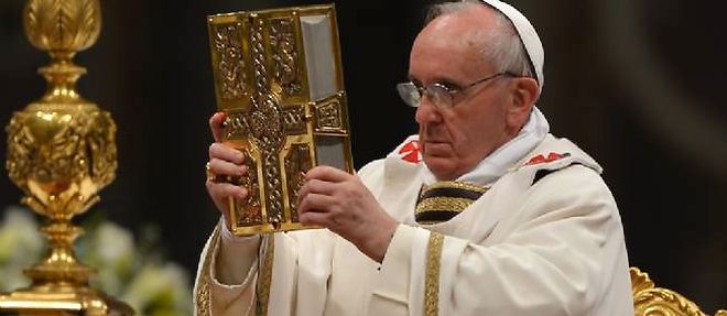 Le pape Francois s'estadresse dans un langage tres simple aux fideles pour la messe de la veillee pascale.