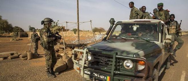 Des soldats maliens a un check-point de l'armee francaise.