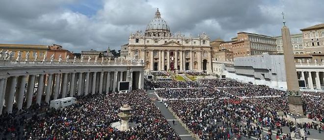 200 000 fideles ont assiste ce matin place Saint-Pierre a Rome a la benediction pascale du pape Francois.
