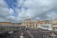 200 000 fideles ont assiste ce matin place Saint-Pierre a Rome a la benediction pascale du pape Francois. (C)Vincenzo Pinto