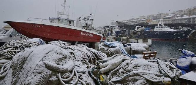 Le port de Sete blanchi par la neige le 25 mars.