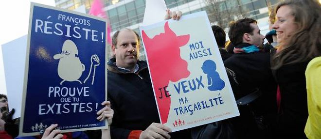 Des opposants au mariage gay devant le siege de France Televisions, le 28 mars 2013.