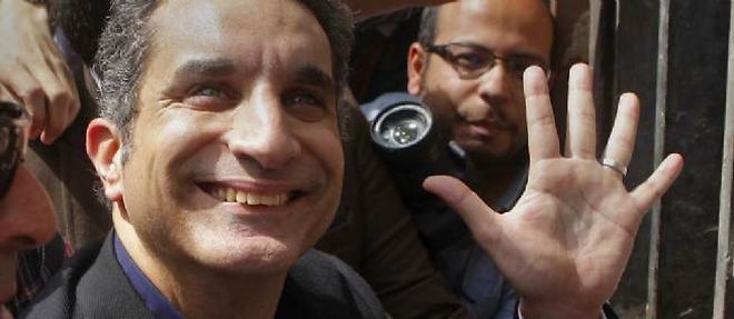 Bassem Youssef s'est rendu a la convocation de la justice egyptienne ce dimanche entoure de nombreux partisans.