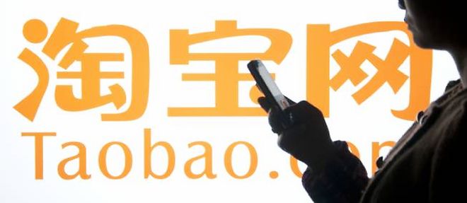 La Chine compte desormais pres de 564 millions d'internautes, qui se connectent indifferemment depuis leur ordinateur, leur telephone mobile ou leur tablette.