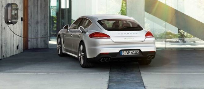 Moyennant une recharge de moins de deux heures et demie sur la Wallbox Porsche Design, la Panamera S E-Hybrid propose une autonomie electrique officielle de 36 km.