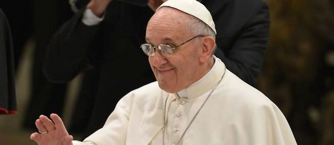Le pape Francois semble tres desireux de surmonter un certain sexisme ou une excessive separation hommes-femmes dans l'Eglise.