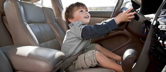 La sensibilisation des jeunes conducteurs aux dangers de la route commence tres, tres tot, selon les psychologues specialises. Et les enfants reproduisent souvent les erreurs commises par leurs parents au volant plus tard.
