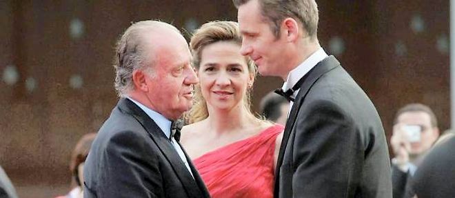 En 2006, le roi Juan Carlos salue son gendre Inaki Urdangarin sous les yeux de sa fille Cristina.
