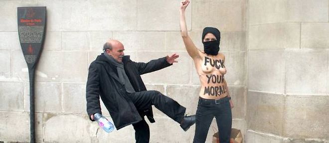 Poing leve, seins nus, les Femen ont provoque la colere des employes de la Grande Mosquee.