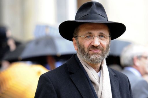 La plus haute autorite juive en France, le Grand Rabbin Gilles Bernheim, deja pointe du doigt pour plagiat, a usurpe le titre d'enseignant en philosophie dont il se prevalait, selon des constatations de l'AFP.