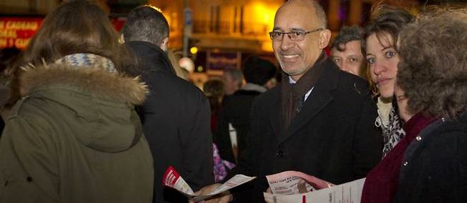 Harlem Desir, premier secretaire du Parti socialiste, lors d'une distribution de tracts a la sortie du metro Saint-Lazare.