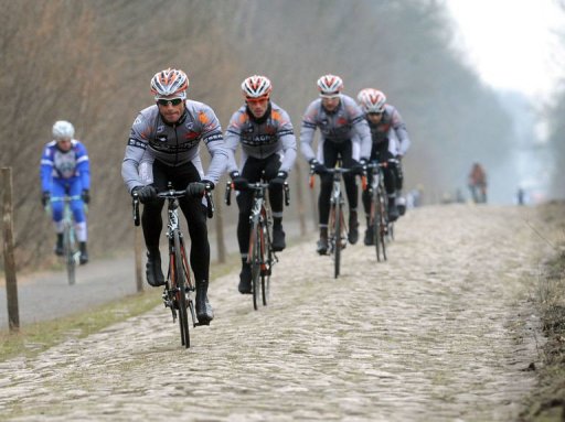 Les 198 concurrents de Paris-Roubaix ont pris le depart de la "reine des classiques" cyclistes, dimanche matin, peu apres 10h30, a la sortie de Compiegne (nord de Paris), sous un ciel ensoleille mais par une temperature froide.