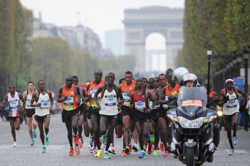 Le Kenyan Peter Some a dejoue les pronostics en remportant dimanche la 37e edition du marathon de Paris en 2 heures 05 minutes et 38 sec, un chrono synonyme de record personnel ameliore de pres de 3 minutes, sous le ciel clement de la capitale.
