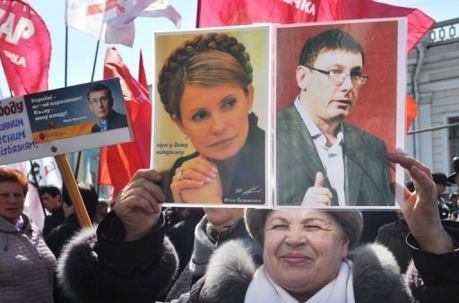 "Il y a tres peu de chances que Ianoukovitch libere Timochenko compte tenu la lourdeur de la peine qu'elle purge et l'attitude du president a son egard", a declare a l'AFP le politologue independant Volodymyr Fessenko. L'analyste pense cependant que la liberation de Loutsenko "sera un signal de poids pour l'Europe qui comprend que la situation avec Timochenko est tres compliquee".