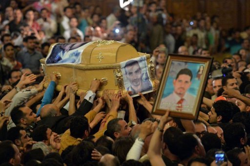 Des violences ont eclate dimanche pres de la cathedrale Saint-Marc au Caire apres les funerailles de quatre coptes (chretiens d'Egypte) tues dans des violences confessionnelles.