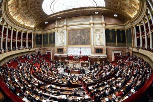 Environ un tiers (33%) des personnes interrogees dans un sondage Opinionway Le Figaro-LCI sur les consequences de l'affaire Cahuzac estiment que Francois Hollande devrait dissoudre l'Assemblee nationale pour provoquer de nouvelles elections legislatives.